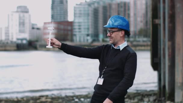 Ingeniero trabajando en un proyecto de turbina eólica — Vídeos de Stock
