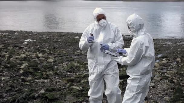 Cientistas forenses examinando amostra — Vídeo de Stock