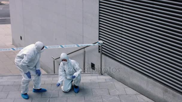 Equipo de ciencias forenses trabajando en el sitio — Vídeo de stock