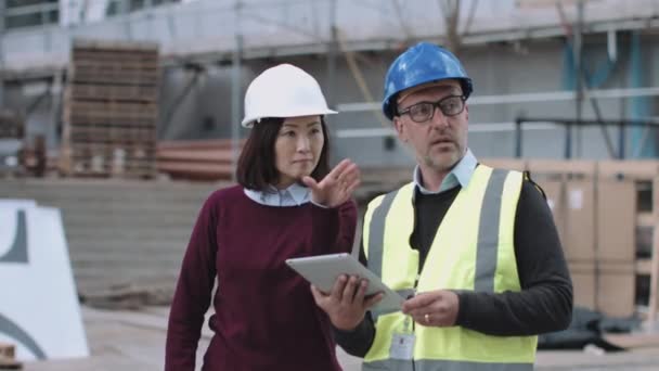 Trabajadores de la construcción in situ — Vídeos de Stock