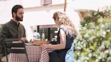 Genç çift açık havada yiyecekler