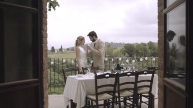 Gelin ve Damat Düğün partide öpüşme