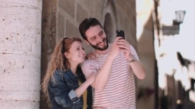 Genç turistler fotoğraf çekmek 