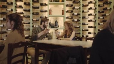 Çift restoranda içki şarap