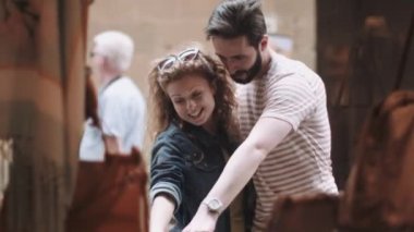 genç bir çift alışveriş 