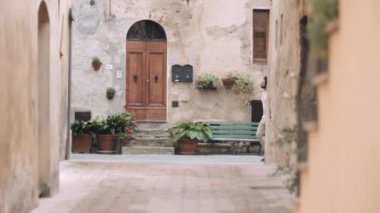 Kenti keşfetmekle geçen turistler