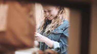 Yetişkin smartphone tarafından konuşan kadın 