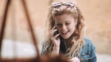 Yetişkin smartphone tarafından konuşan kadın 