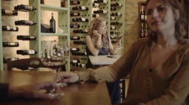 Bekleyen ve şarap içme kız 