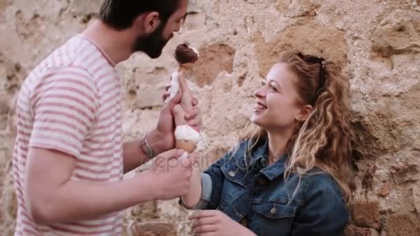 Pareja comiendo helado — Vídeo de stock