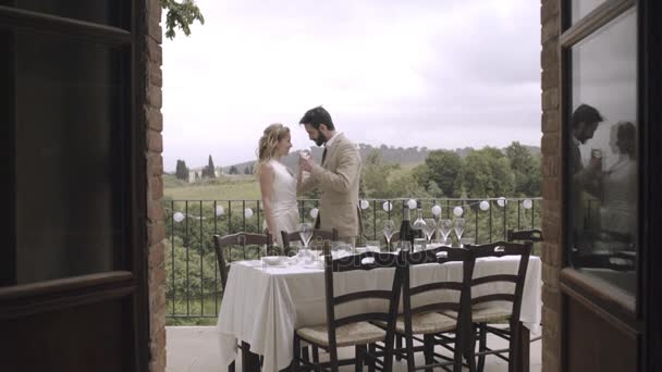Поцелуи жениха и невесты на свадьбе — стоковое видео