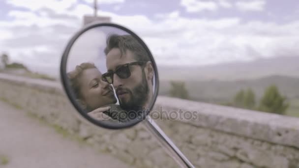 Spiegelung im Seitenspiegel des sich küssenden Paares — Stockvideo
