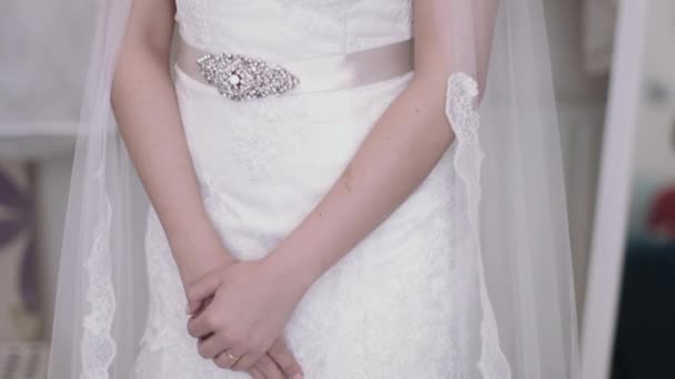 年轻的新娘穿婚纱的样子 — 图库视频影像