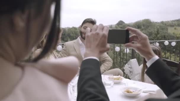 Menyasszony és a vőlegény pózol a fénykép — Stock videók