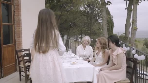 Ragazza scattare foto di sposa e damigelle d'onore — Video Stock