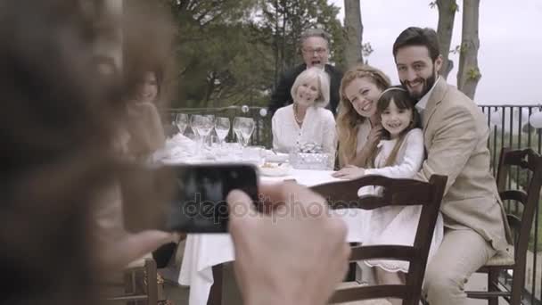 Familia posando para la foto el día de la boda — Vídeos de Stock