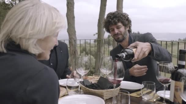 Homem derramando vinho no jantar de família — Vídeo de Stock