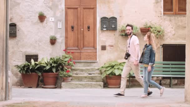 Jóvenes turistas usando cámara — Vídeo de stock