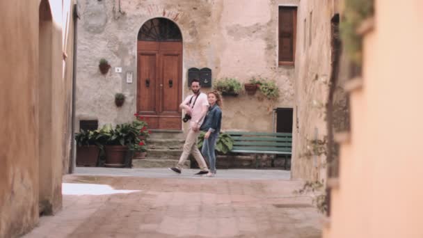 Jóvenes turistas usando cámara — Vídeo de stock