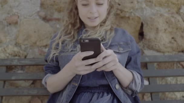 Junge erwachsene Frau nutzt Smartphone — Stockvideo