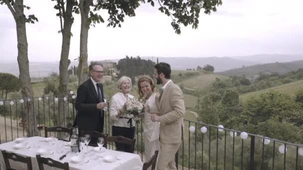 Família celebrando o casamento — Vídeo de Stock