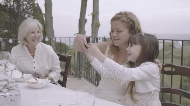 Panna młoda i mała dziewczynka biorąc selfie — Wideo stockowe