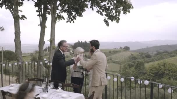 Familia celebrando el matrimonio — Vídeos de Stock