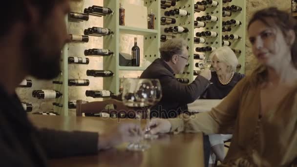 Pareja bebiendo vino en el restaurante — Vídeos de Stock
