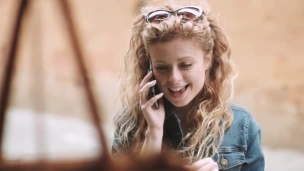 Volwassen vrouwelijke praten door smartphone — Stockvideo