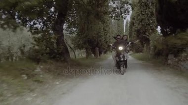 genç bir çift üzerinde sürme