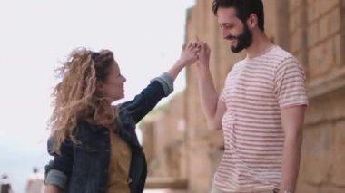 Tatil romantik olan genç Çift