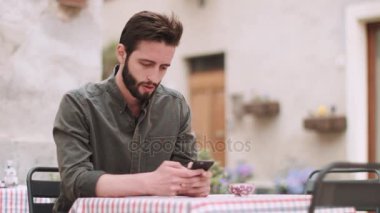 Akıllı telefon kullanan genç yetişkin erkek