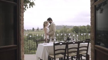 Gelin ve Damat Düğün partide öpüşme