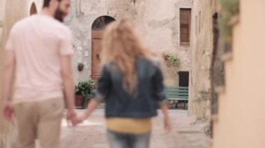 Kenti keşfetmekle geçen turistler