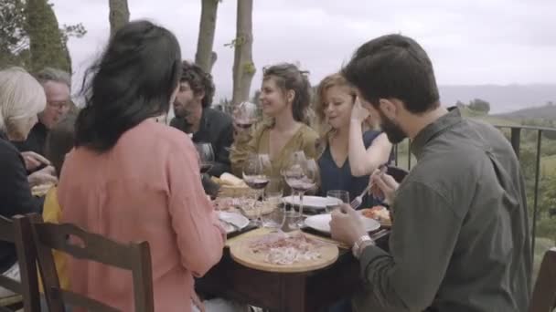 Comedor familiar al aire libre — Vídeos de Stock