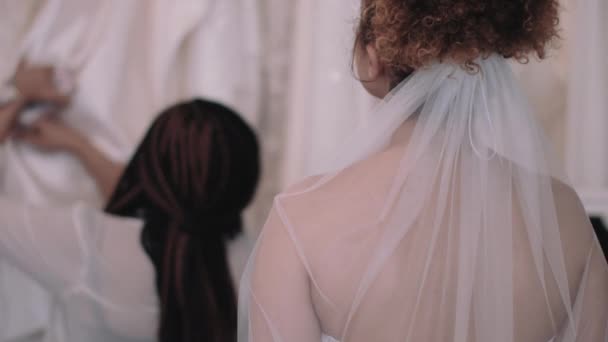Empreendedor escolhendo amostra de vestir para noiva — Vídeo de Stock