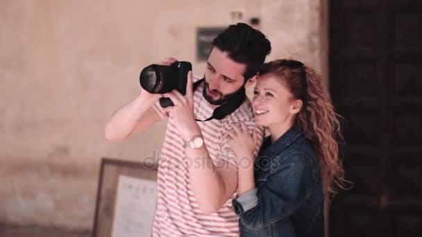 Jovens turistas usando câmera dslr — Vídeo de Stock