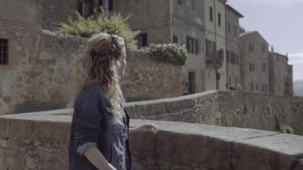 Tourist taking panoramic photo — Stock Video