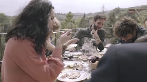 Comedor familiar al aire libre — Vídeo de stock