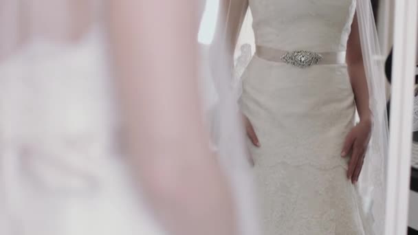 Молода наречена у весільній сукні — стокове відео