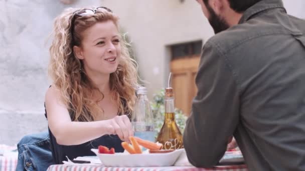 Fiatal pár, eszik a szabadban — Stock videók