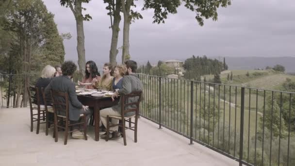 Comedor familiar al aire libre — Vídeo de stock