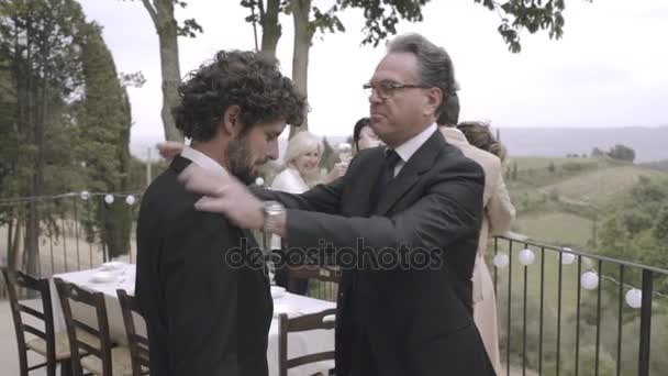 Familia y amigos celebrando el matrimonio — Vídeos de Stock