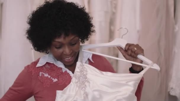 Matka próbuje na suknię ślubną — Wideo stockowe