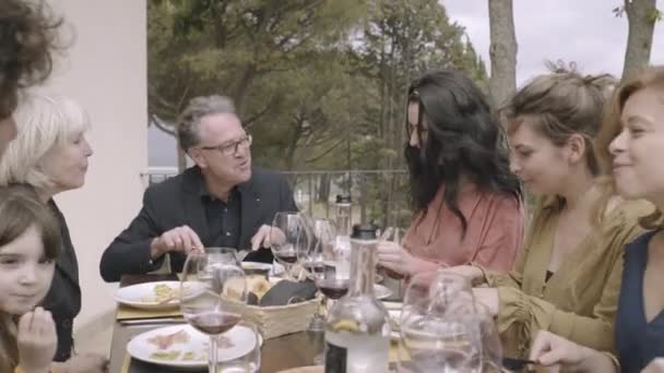 Семейный ужин на открытом воздухе — стоковое видео