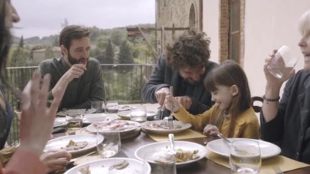 Family dining outdoors — Stock Video