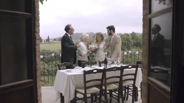 Familia celebrando el matrimonio — Vídeo de stock