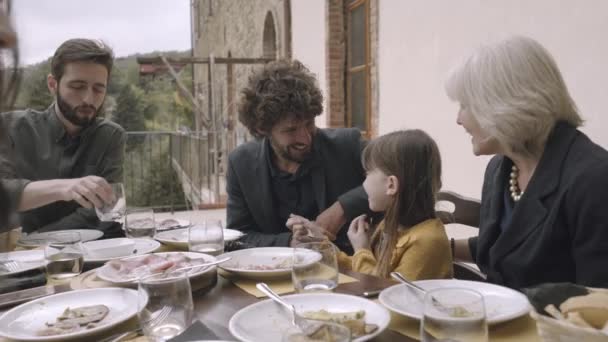 Salle à manger en famille à l'extérieur — Video