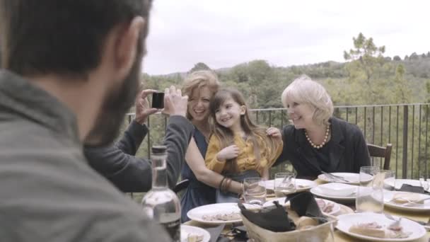 Familie poseren voor de foto tijdens het diner — Stockvideo