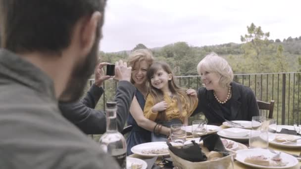 Famiglia in posa per foto durante la cena — Video Stock